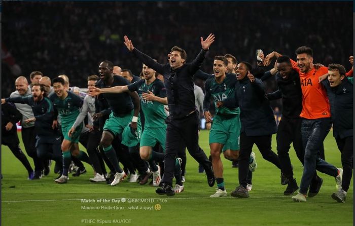 Pelatih Tottenham Hotspur, Mauricio Pochettino (tengah), bersama timnya merayakan kelolosan ke belakang Liga Champions setelah membengkokkan Ajax Amsterdam di Johan Cruyff Arena, 8 Mei 2019.