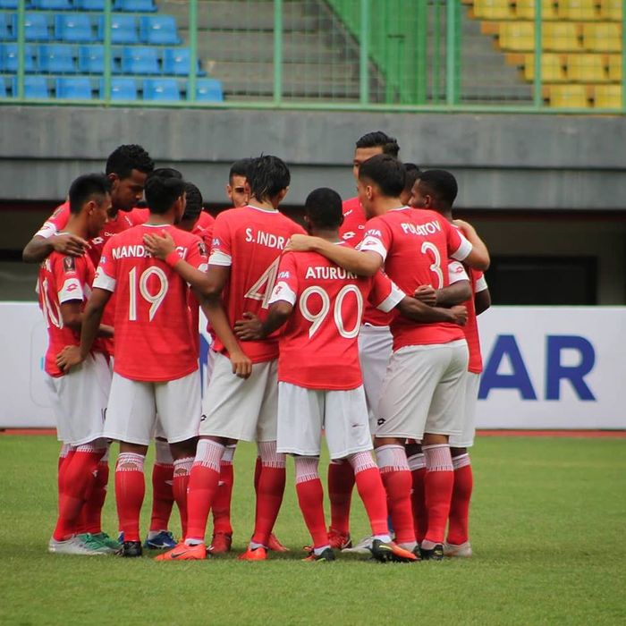 Para pemain Semen Padang FC saat akan melakoni laga kontra Bali United pada turnamen pra-musim Piala Presiden 2019 di Stadion Patriot, Kota Bekasi, 11 Maret 2019.