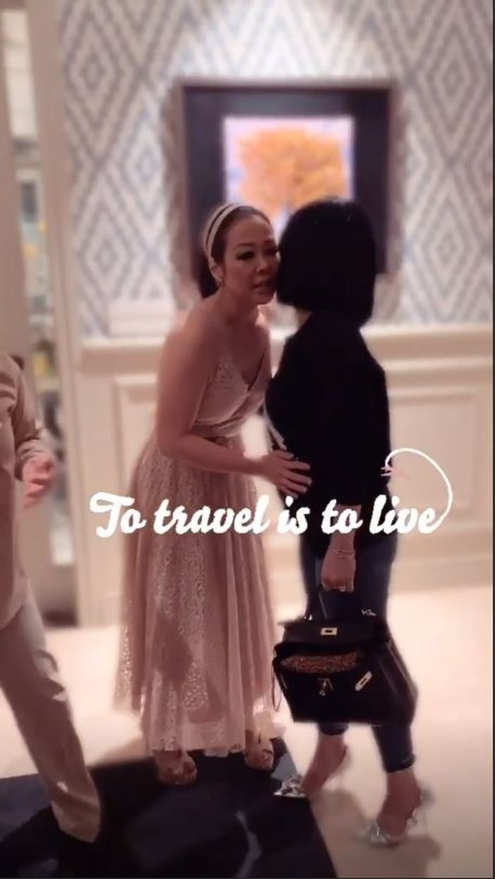 Tampilan tas Hermes Birkin Togo Gold Hardware milik Syahrini
 
