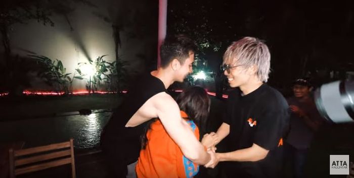 Verrel Bramasta 'peluk' Aurel Hermansyah dari belakang demi menyukseskan aksi jahilnya dengan Atta Halilintar.