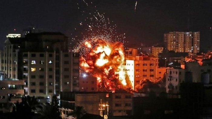 Ledakan dari serangan udara yang dilancarkan Israel di Gaza (4/5/2019)