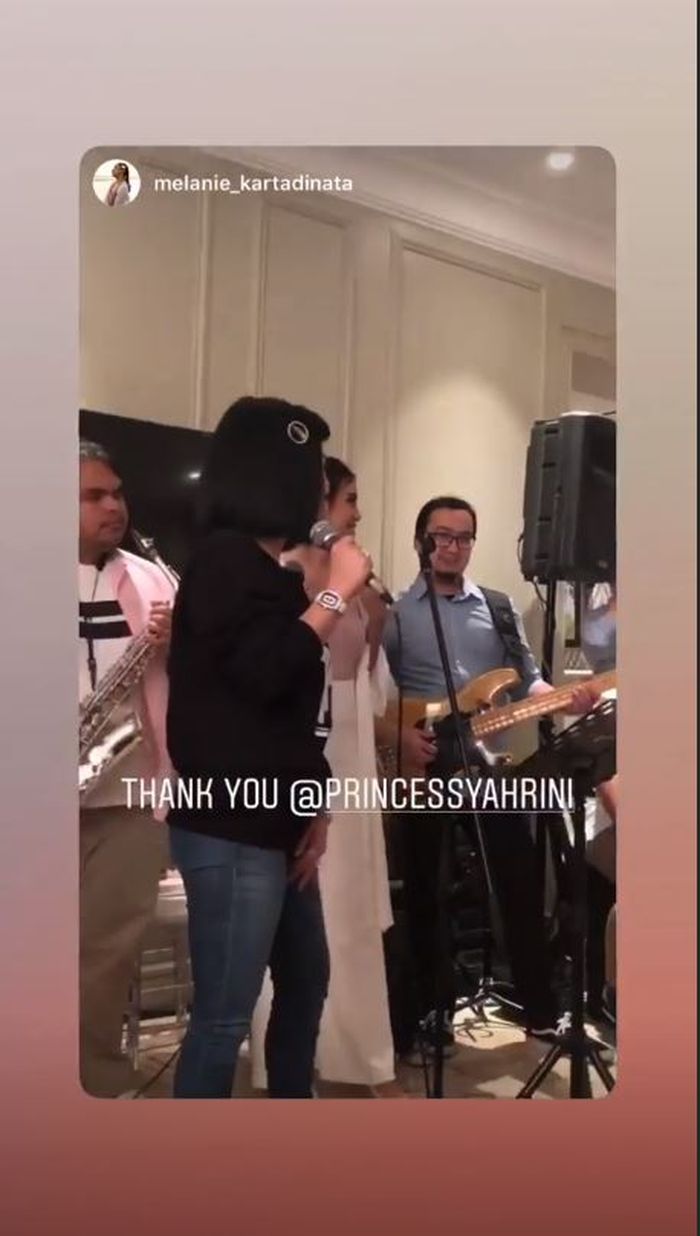 Jam tangan Syahrini saat hadiri ulang tahun rekan sosialita
 