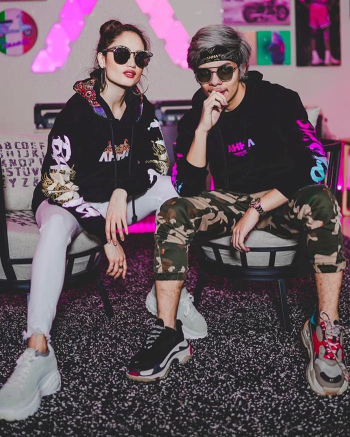 Gaya SWAG Cinta Laura saat foto bareng Atta Halilintar