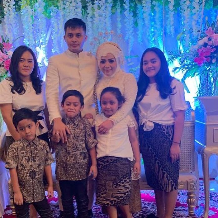 Pernikahan Muzdalifah dan Fadel, dikelilingi anak-anak Muzdalifah