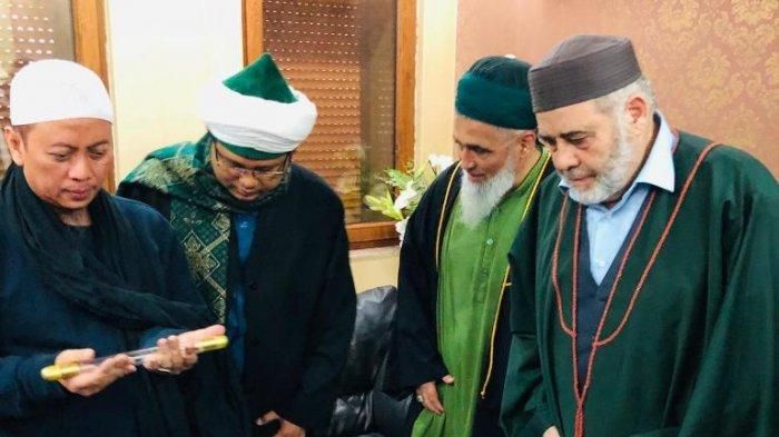 Majelis ulama di Turki menyimpan sehelai rambut Nabi Muhammad SAW yang kemudian diserahkan dan dibawa penyanyi religi Opick ke Indonesia.