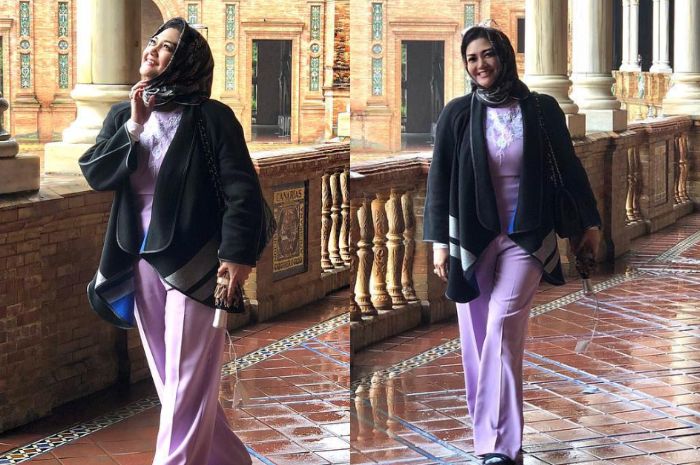 Bella Saphira dengan jumpsuit dan cardigan
