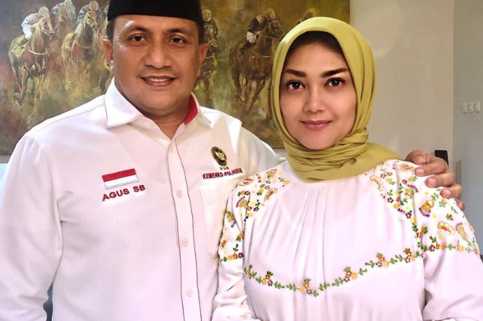 bella Saphira dengan gamis putih