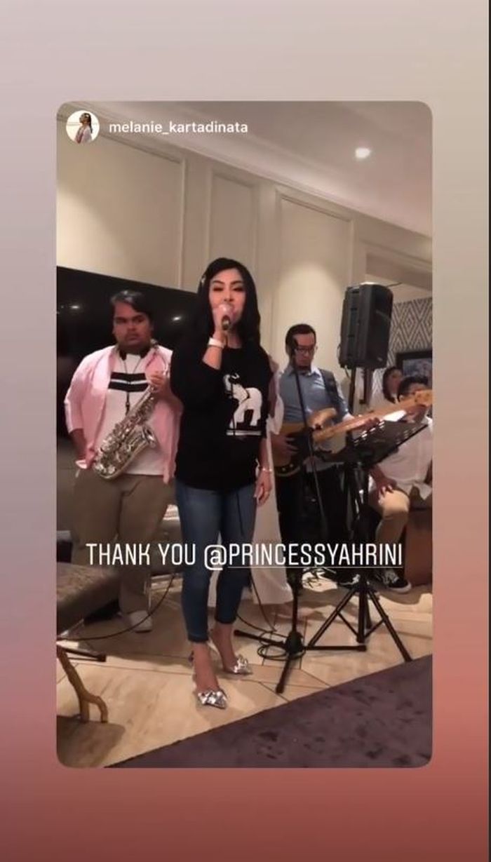 Keseluruhan tampilan Syahrini di acara ulang tahun rekan sosialita