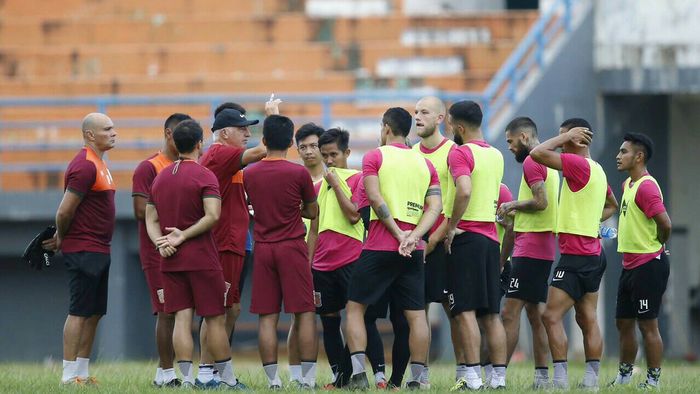 Para pemain Borneo FC mendapatkan arahan dari pelatih Mario Gomez dalam latihan untuk persiapan menyambut kompetisi Liga 1 2019.