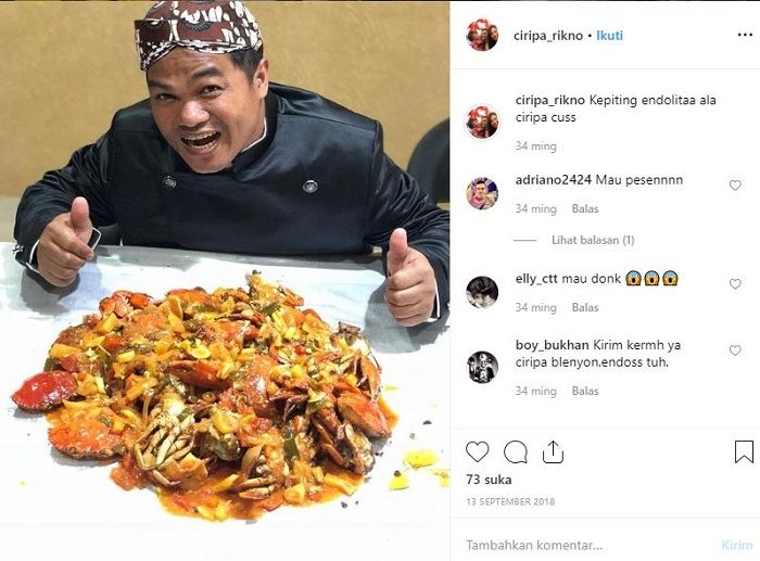 Ciripa sedang memakan kepiting dari restorannya