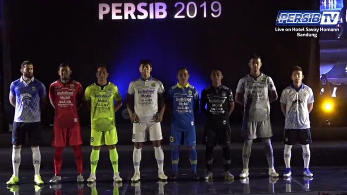 Penampakan jersey baru yang akan dipakai oleh Persib di Liga 1 2019 dan dirilis di acara Launching Persib di Hotel Savoy Homan, Bandung, Sabtu (11/5/2019).