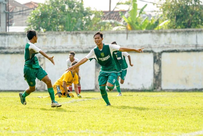 Penampilan apik pemain Persebaya U-15, Wahyu Agung, saat melawan Bali United U-15 membuatnya terpanggil ke seleksi timnas Indonesia U-15 bersama tiga rekan lainnya.