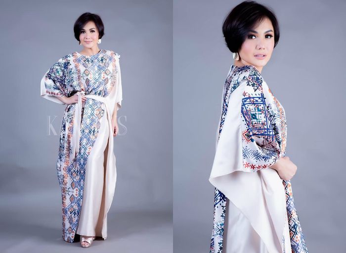 Yuni Shara mengenakan belt kaftan