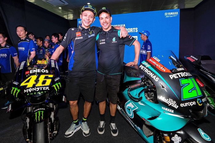 Valentino Rossi (kiri) dan Franco Morbidelli (kanan). Mereka akan menjadi rekan setim di Petronas Yamaha SRT pada MotoGP 2021.