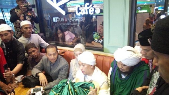 Opick menggelar knferensi pers saat tiba di Jakarta