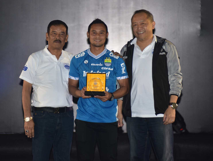 Atep menerima penghargaan dari Persib Bandung.