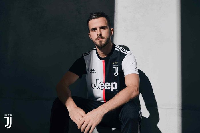 Gelandang Juventus, Miralem Pjanic, memamerkan jersey anyar Si Nyonya Tua pada Minggu (12/5/2019).