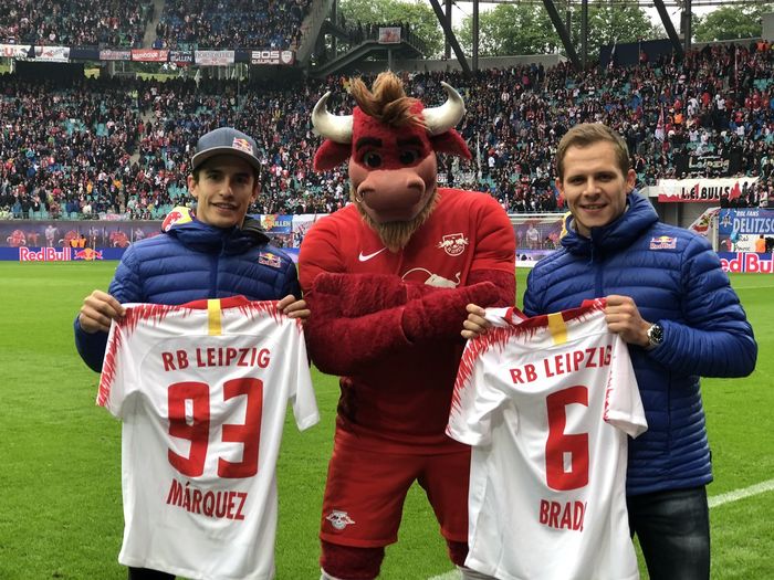 Marc Marquez dan Stefan Bradl saat menjadi tamu undangan pada pertandingan RB Leipzig vs Bayern Muenchen.