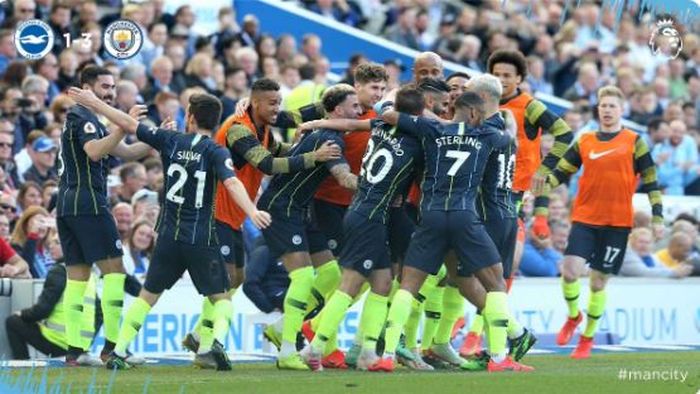 Para pemain Manchester City merayakan gol yang dicetak ke gawang Brighton &amp; Hove Albion dalam laga Liga Inggris di Stadion Amex, Minggu (12/5/2019).