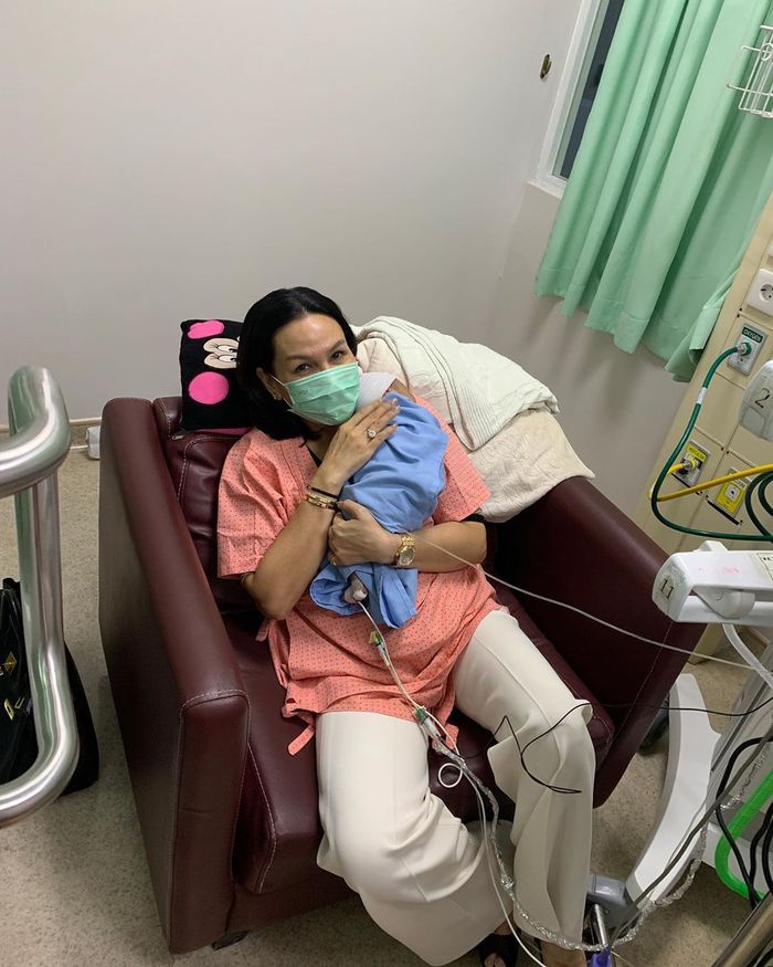 Sahabat Nikita Mirzani, Fitri Salhuteru menggendong Arkana
instagram.com/nikitamirzanimawardi_17