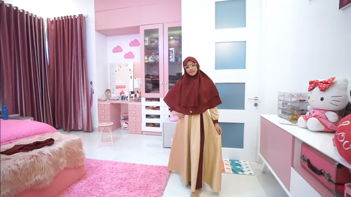 Aurel Hermansyah tampil anggun dengan pakaian syar'i warna cream dipadukan hijab cokelat.