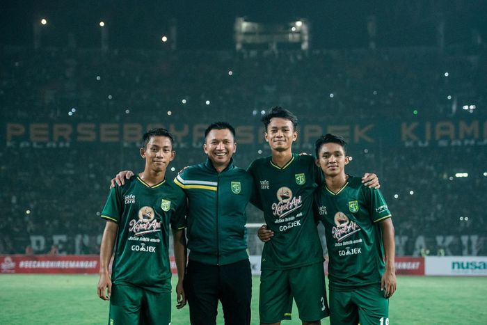 Zulfikar (Kiri), Presiden Persebaya Azrul Ananda, Koko Ari dan M Kemaluddin berfoto bersama seusai laga Persebaya Surabaya melawan Persela Lamongan di Stadion Gelora Bung Tomo, Surabaya pada 11 Mei 2019.