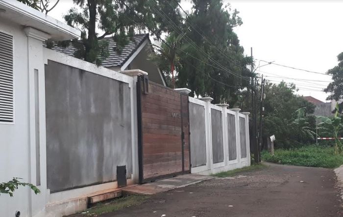 Rumah Luna Maya di kawasan Jalan Bangka VIIIA, Pela Mampang, Jakarta Selatan, itu masih nampak sepi.