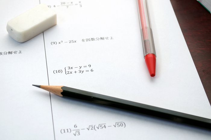 Mengerjakan latihan matematika.