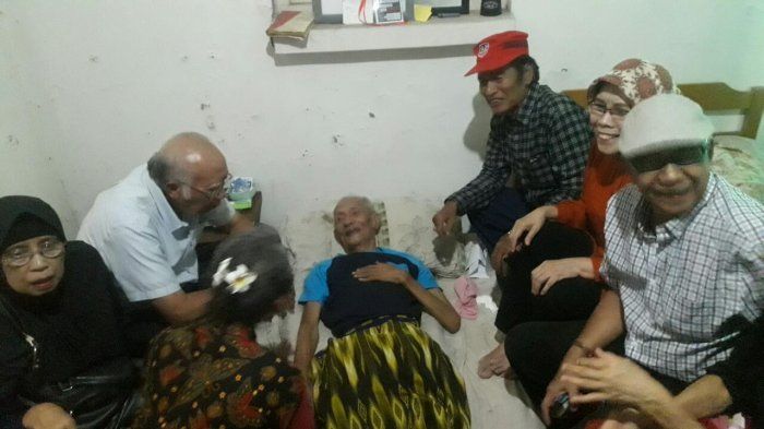 Rudy Djamil saat dijenguk teman-temannya.