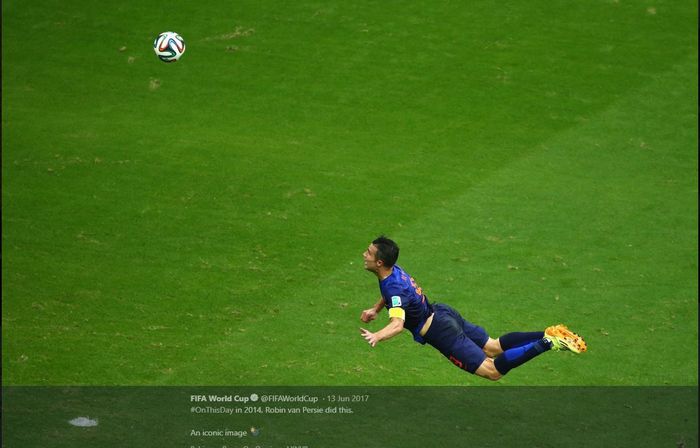 Aksi Robin van Persie saat mencetak gol timnas Belanda ke gawang Spanyol di Piala Dunia 2014.