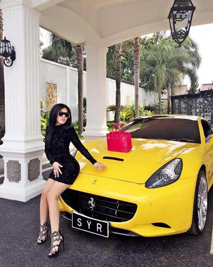Mengenang Foto Jadul Seksi Syahrini di Depan Mobil Sport dengan Sepaket Fashion Item Mewah!