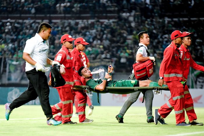 Bek Persebaya Surabaya, Otavio Dutra, mengalami pendarahan di hidung ketika laga uji coba kontra Persela Lamongan di Stadion Gelora Bung Tomo (GBT), Surabaya, pada 11 Mei 2019.
