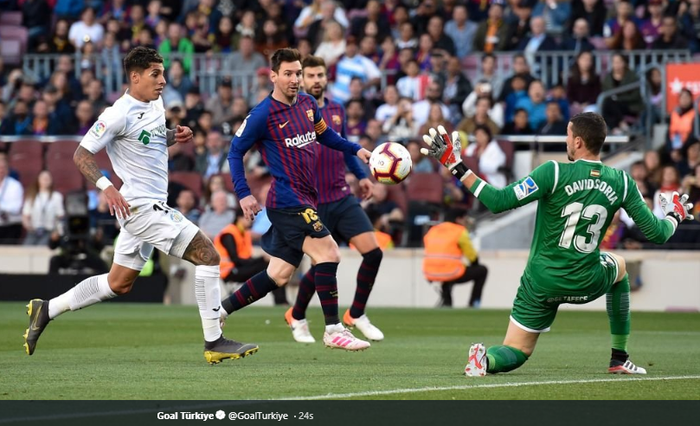Aksi Lionel Messi yang berbuah gol saat Barcelona menghadapi Getafe pada pekan ke-37 Liga Spanyol 2018-2019, 13 Mei 2019.