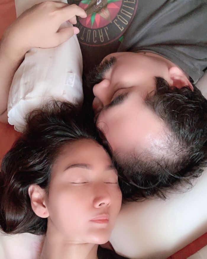 Inul Daratista unggah foto tidur bareng dengan suaminya, Adam Suseno.