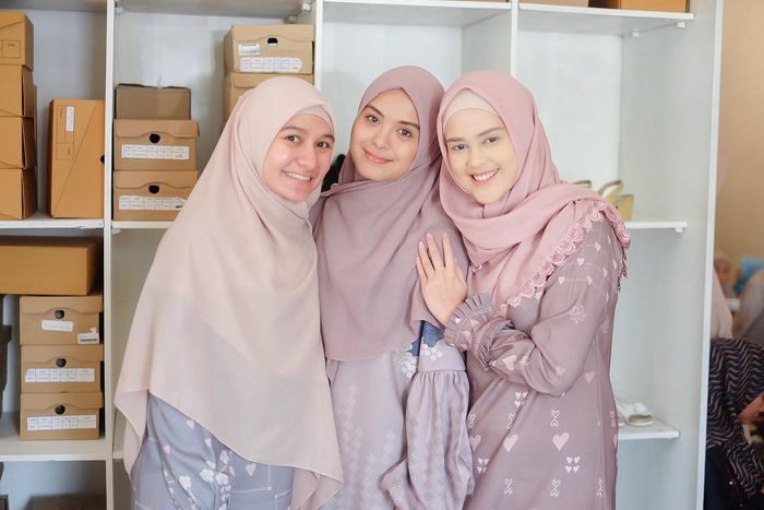 Fashion Cut Meyriska dengan hijab pink