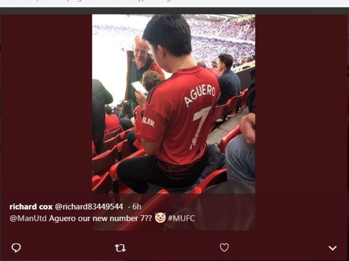 Penonton di Old Trafford dengan jersey Manchester United bertuliskan nama Sergio Aguero di belakang.