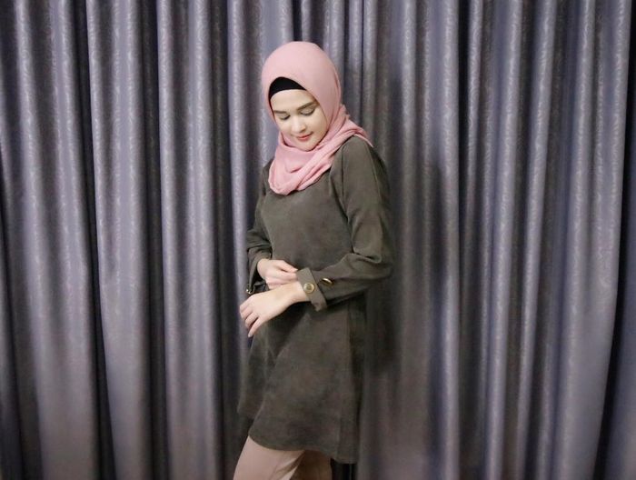 Fashion Cut Meyriska dengan hijab pink
