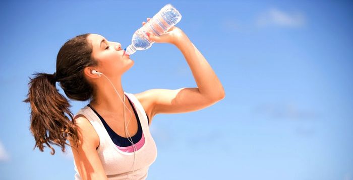 Minum air putih bisa kecilkan lingkar pinggang.