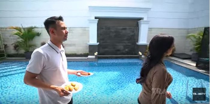 Kolam renang yang terdapat di rumah baru Iis Dahlia