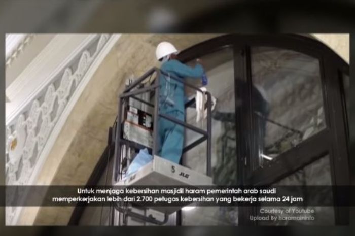 Proses pembersihan Masjidil Haram