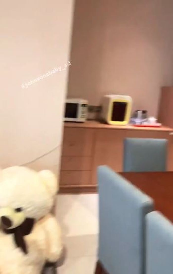 Microwave di dalam kamar Tasya.