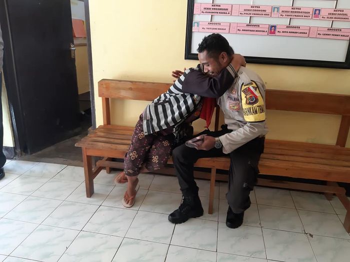 Mama Yuliana menangis dan berterima kasih pada salah satu anggota polisi yang berhasil temukan dompetnya