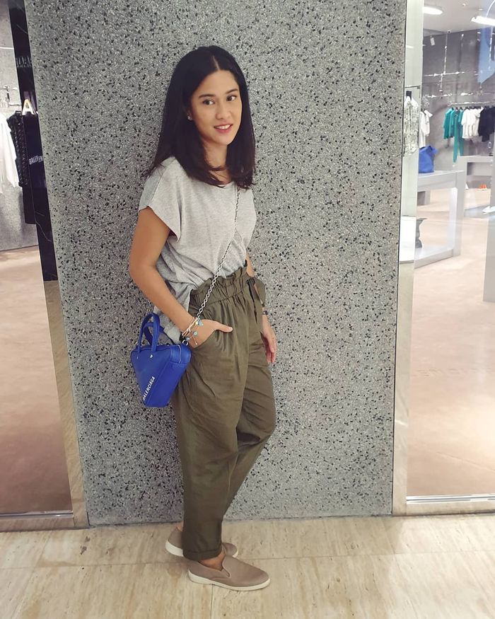 Penampilan sederhana Dian Sastro saat pergi ke Mall
