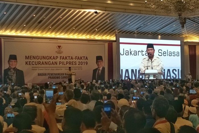 Calon presiden nomor urut 02 Prabowo Subianto saat berbicara dalam acara Mengungkap Fakta-Fakta Kecurangan Pilpres 2019 di Hotel Grand Sahid Jaya, Jakarta Pusat, Selasa (14/5/2019)