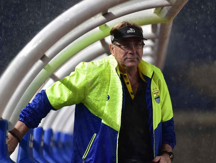 Pelatih Persib Bandung, Robert Rene Alberts, saat memantau latihan anak asuhnya di Stadion Si Jalak Harupat, Bandung.