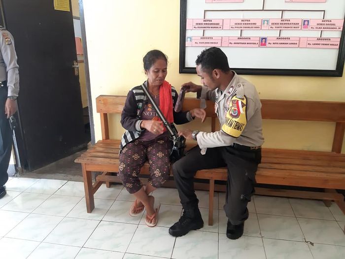 Polisi berhasil temukan dompet Mama Yuliana yang hilang dan menolak imbalan yang diberikan Mama Yuliana