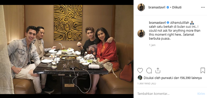 Verrel mengunggah kebersamaannya bersama ayah dan ibunya di bulan Ramadhan.