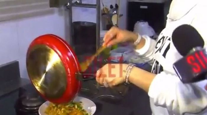 Syahrini telah menyiapkan <a href='https://pontianak.tribunnews.com/tag/nasi-goreng' title='nasi goreng'>nasi goreng</a> buatannya untuk <a href='https://pontianak.tribunnews.com/tag/reino-barack' title='Reino Barack'>Reino Barack</a>