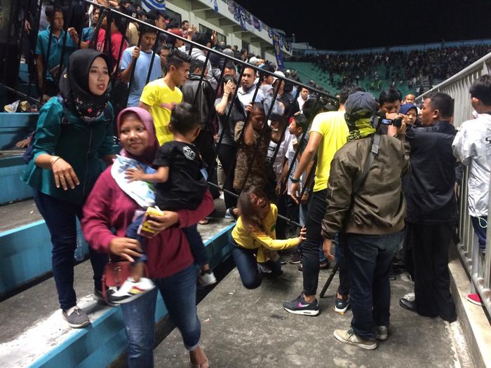 Suporter PSS Sleman di tribun VIP menjauhi lokasi kerusuhan dalam laga pertama Liga 1 2019, Rabu (15/5/2019) di Yogyakarta.