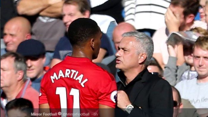 Penyerang Manchester United, Anthony Martial, berbicara dengan pelatih Jose Mourinho.